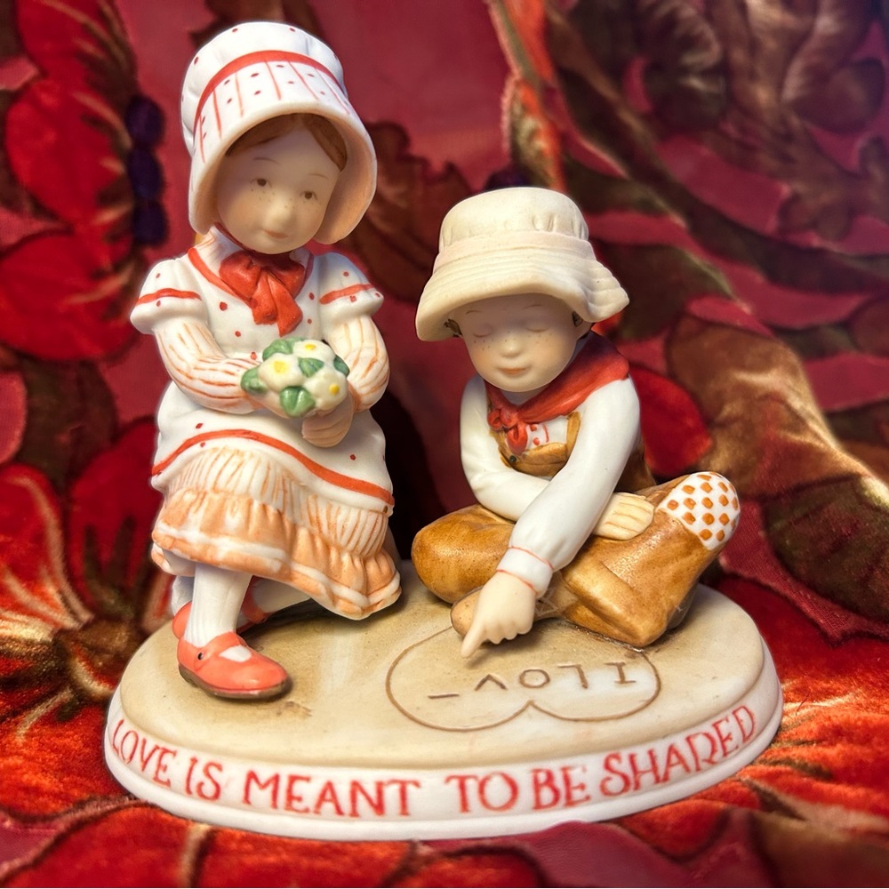 💖VINTAGE 1981 Holly Hobbie "Love Shared" Limited Edition Figurine💖EUC